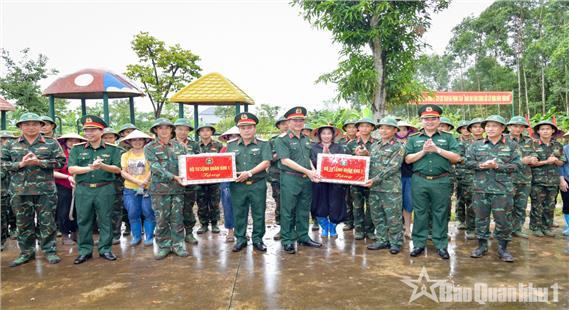 Trung tướng La Công Phương kiểm tra, động viên cán bộ, chiến sĩ Trung đoàn 2 thực hiện nhiệm vụ dân vận trên địa bàn tỉnh Bắc Ninh